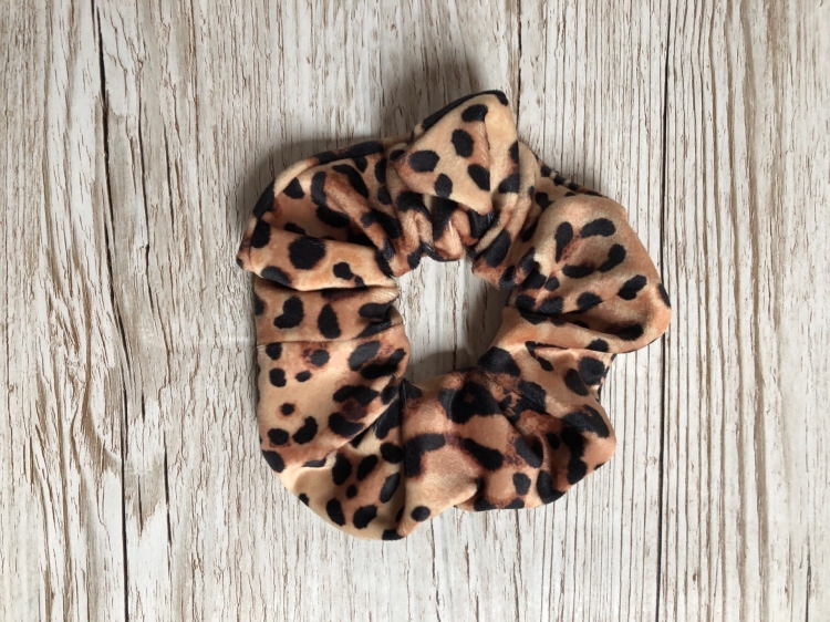 Scrunchie welurowa panterka.jpeg