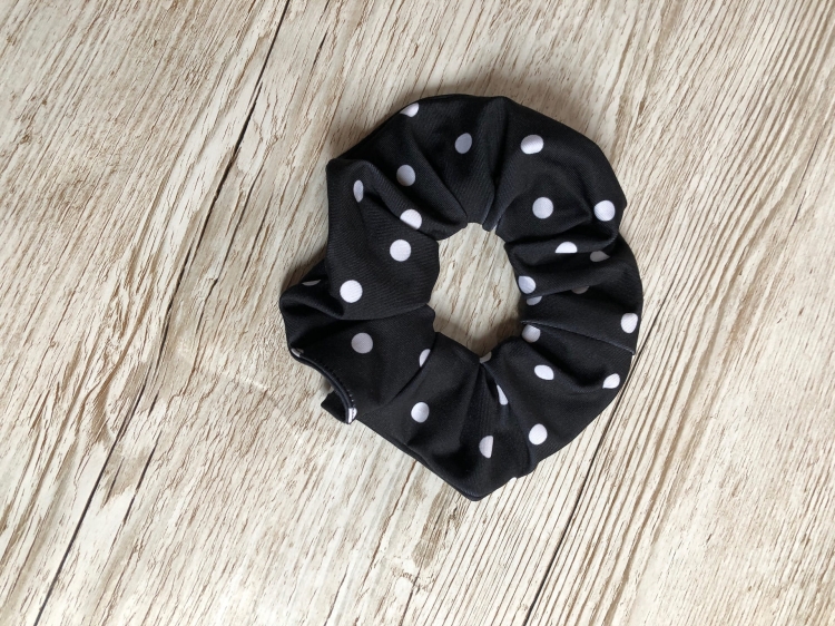 Scrunchie czarne z białymi kropeczkami.jpeg